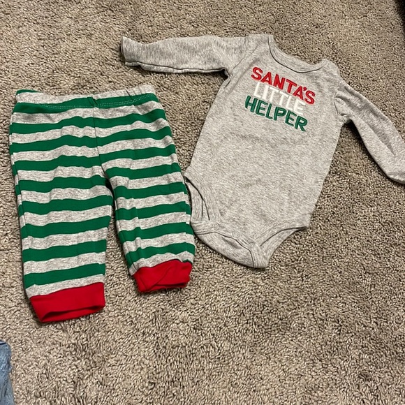 Infant boy’s Christmas 🎅 outfit~ size 6 months - Picture 1 of 2